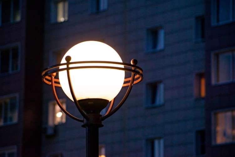 Фонарь светится фоне вечерних панелек