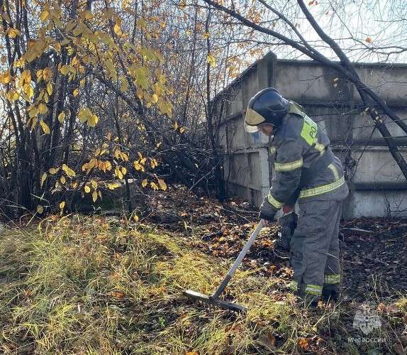 Сотрудник МЧС убирает сухую растительность
