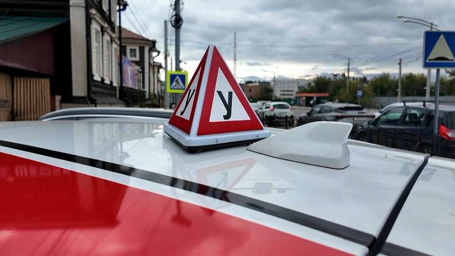 значок учебного автомобиля на крыше