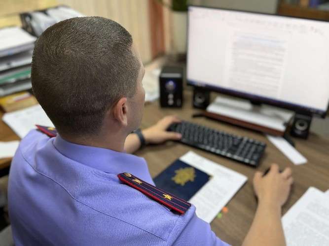 следователь за столом