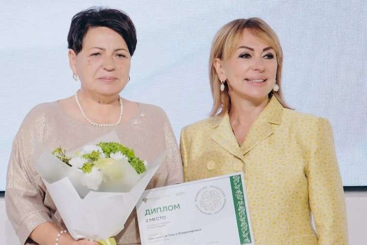 Женщина с дипломом призёра.