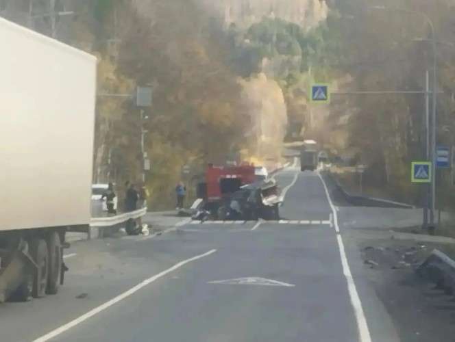 Легковой автомобиль и грузовик после аварии
