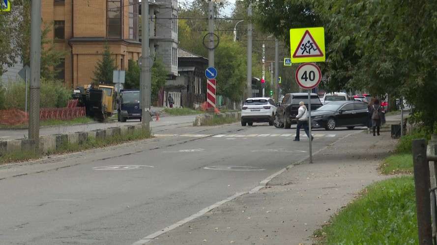 Дорога, пешеходный переход и машины