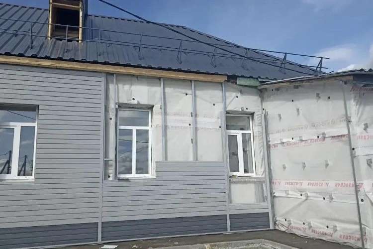 Отремонтированный фасад детской школы искусств в Большой Елани