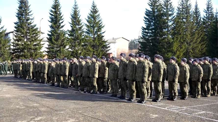 Новобранцы стоят в шеренге