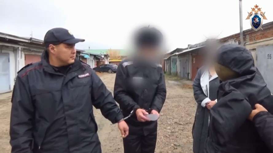 Полицейские с макетом оказывают, как было совершено убийство