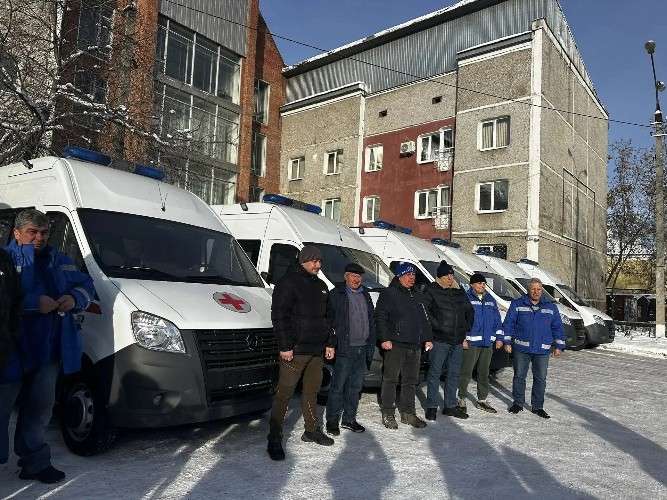 Новые автомобили скорой и водители, ожидающие ключи