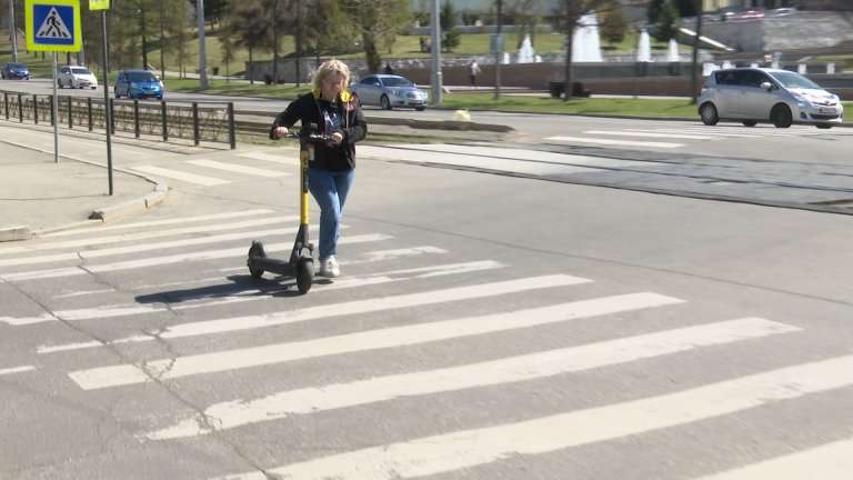 Автохам: выпуск 390. Можно ли ехать на электросамокате и соблюдать правила движения в Иркутске?