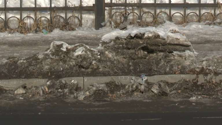 Скользкие подходы к зебрам в Иркутске могут спровоцировать ДТП с пешеходами