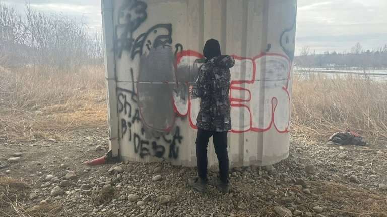 Трое подростков изрисовали краской опоры Академического моста в Иркутске