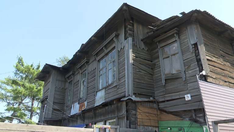 Не отремонтировать, не переехать: иркутяне вынуждены жить в разрушающемся доме-памятнике