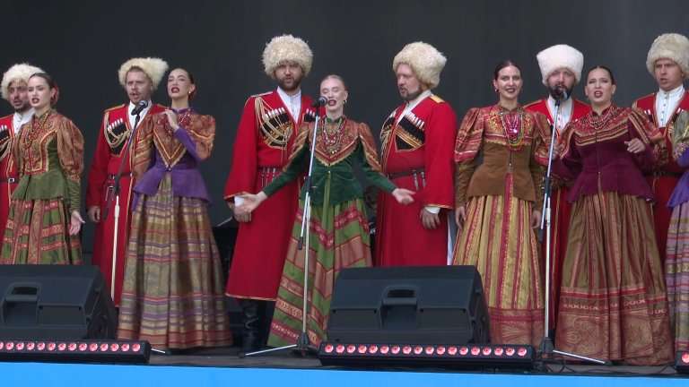 Ансамбль казачьей песни зарядил позитивом гостей фестиваля "Сияние России" в Иркутске