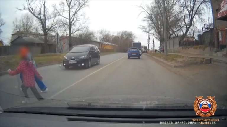 Автомобиль сбил неожиданно выбежавших на дорогу двух девочек в Иркутске