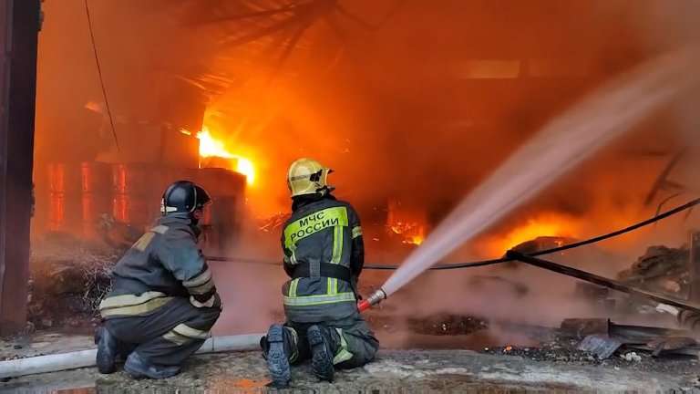 Пожарный поезд задействовали при тушении возгорания на складе в Иркутске