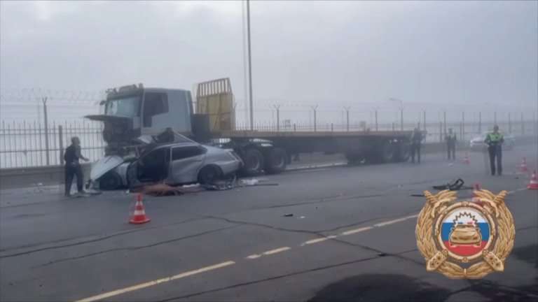В результате лобового столкновения с грузовиком погиб водитель легковушки в Братске
