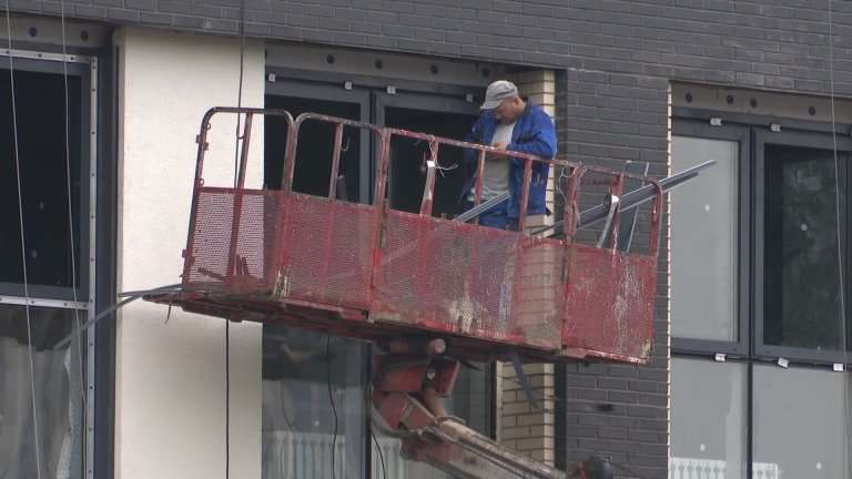 Около 138 тыс. рублей готовы платить строителям в Иркутской области