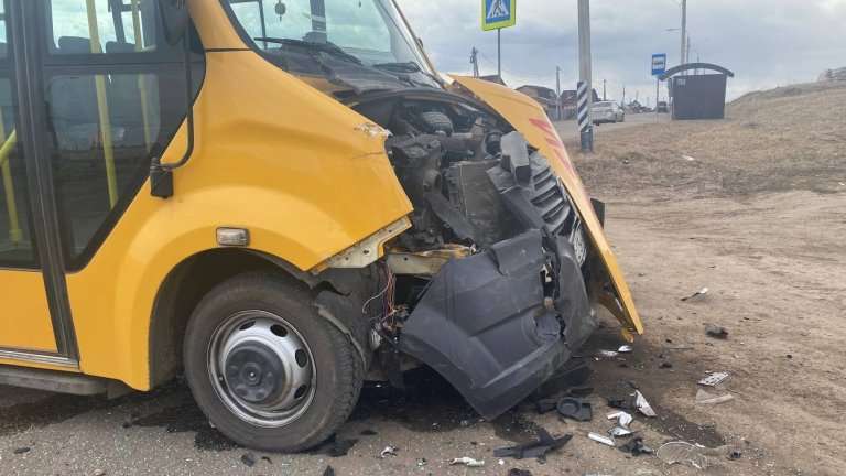 Перевозивший детей школьный автобус попал в ДТП в Иркутском районе