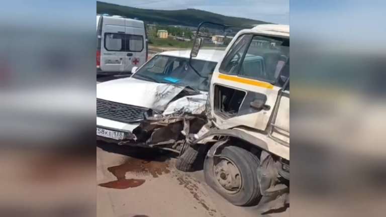 Крупная авария перекрыла на несколько часов движение по единственному в Усть-Куте автодорожному мосту через Лену