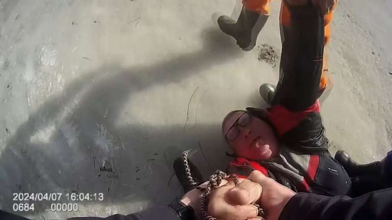 Двое полицейских спасли провалившегося под лёд рыбака в Ангарске