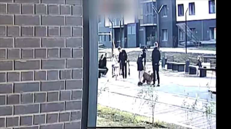 Группа подростков повредила аттракционы на детской площадке в Иркутске