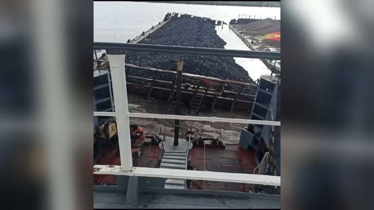 Возместить экологический ущерб требуют с собственника затонувшей в районе Свирска баржи с углём