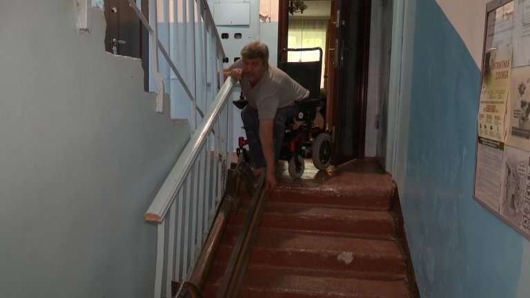 Добиться установки пандуса в многоквартирном доме не может мужчина-инвалид в Иркутске
