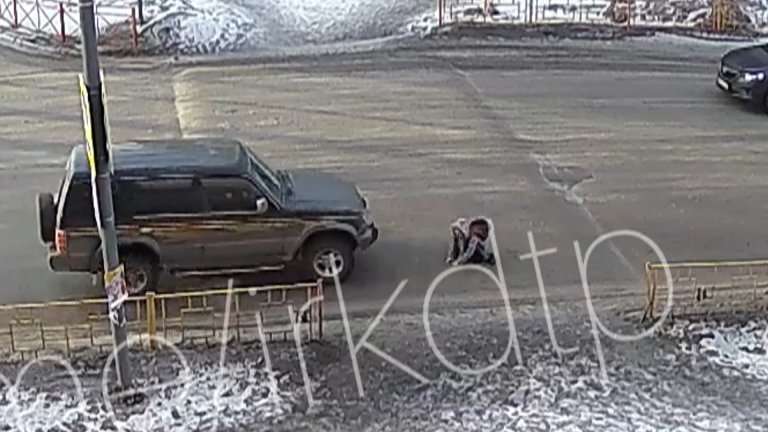 Возле в школы в Усть-Куте первоклассница на пешеходном переходе поскользнулась и попала под машину