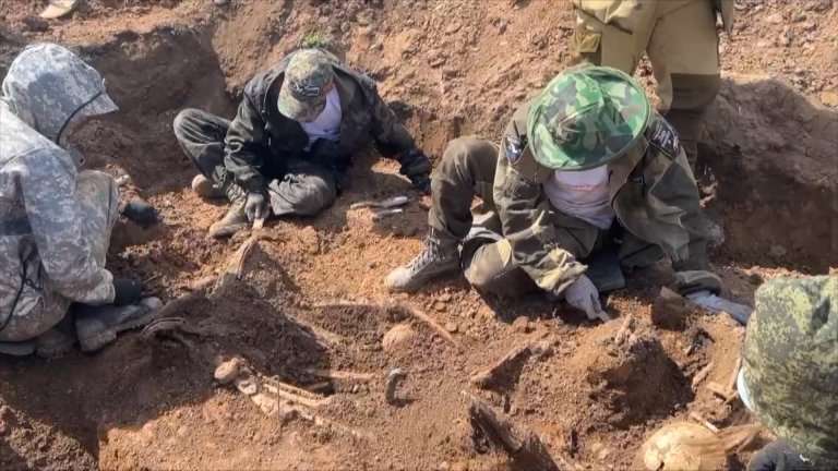 Личные вещи воинов Великой Отечественной войны нашли во время раскопок поисковики Иркутской области