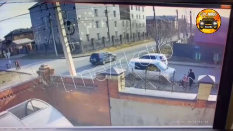 4-летнюю девочку и её мать сбила на тротуаре автомобилистка в Иркутске