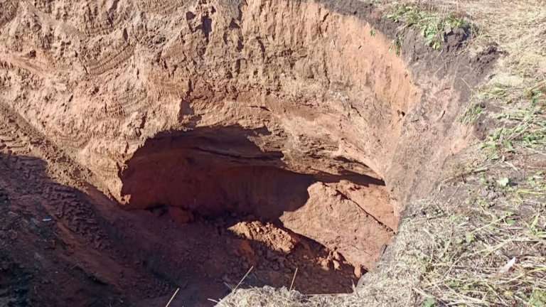 Исследование почвы проведут после провала в яму комбайна в Нукутском районе