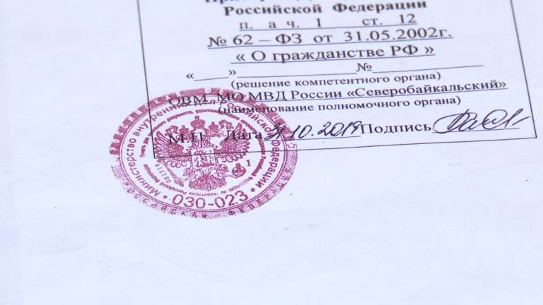 Огромные очереди выстраиваются возле отдела по вопросам миграции в Иркутске