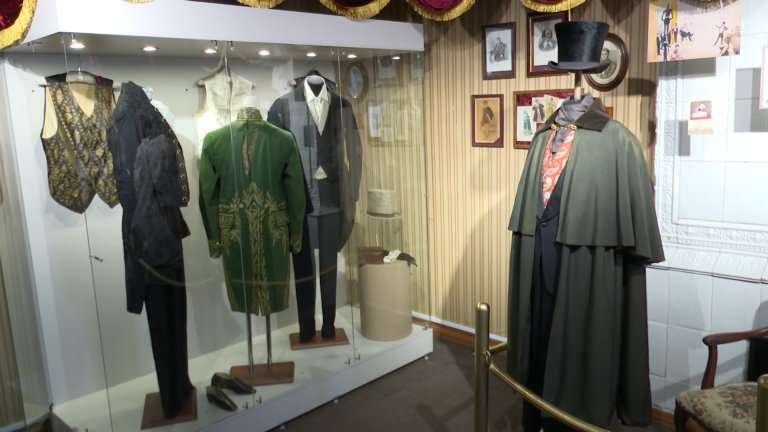 Погрузиться в атмосферу и театр 19 века могут иркутяне в Доме-музее князей Волконских