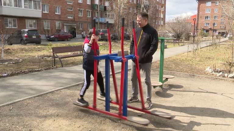 В Иркутске первоклассник сломал палец во время занятий на уличном тренажёре