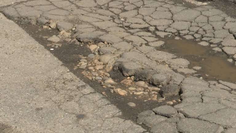 Дороги превратились в решето в микрорайоне Зелёный берег под Иркутском