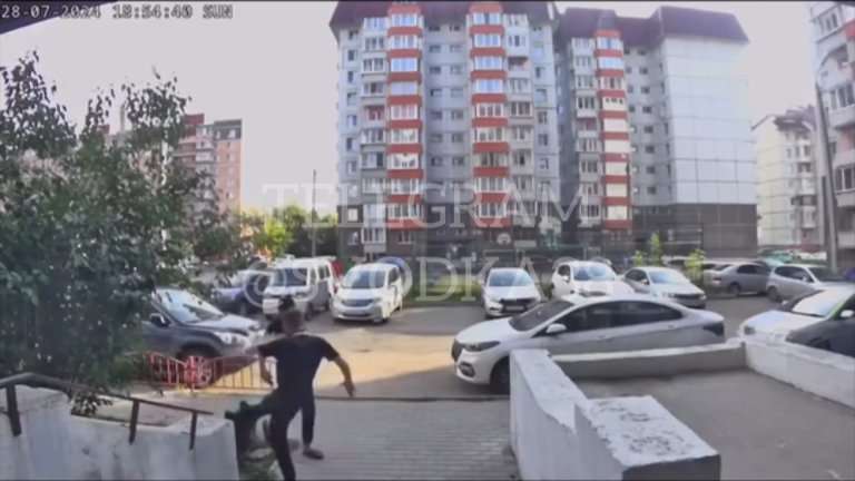 Сломали лифт, повредили подъездную дверь и урну: двое мужчин во Втором Иркутске устроили дебош