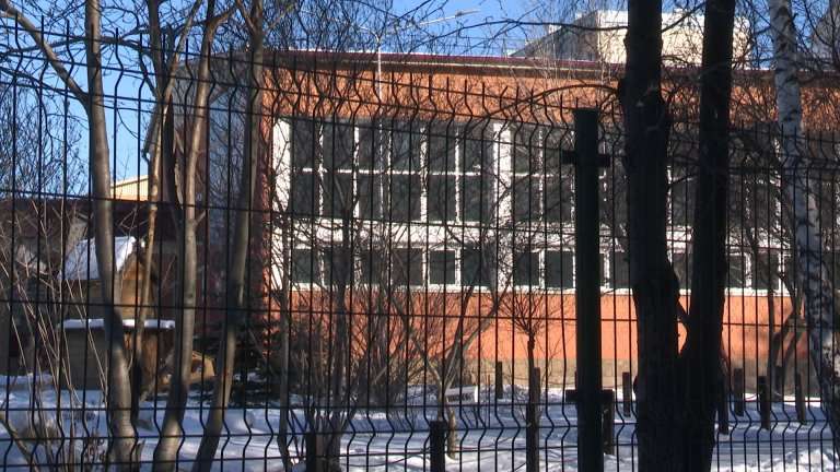 Вооружённые пистолетом молодые люди проникли в одну из школ Иркутска