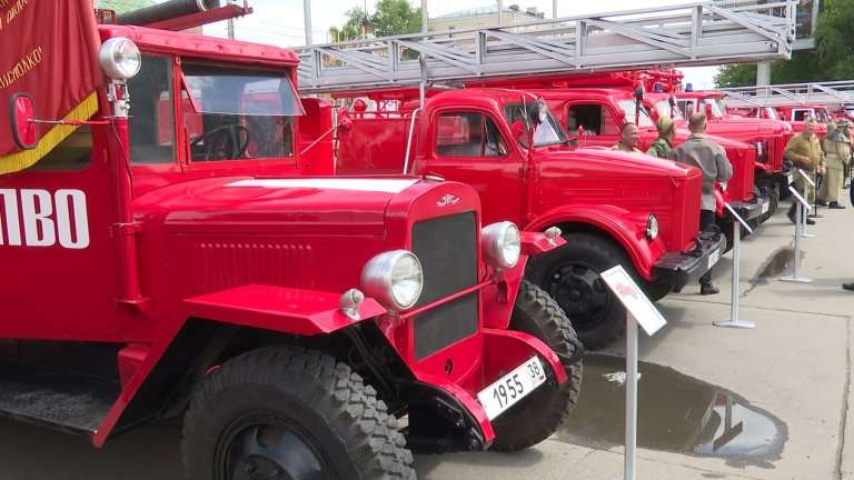 20 спецмашин представили на выставке в Иркутске в честь юбилея пожарной службы