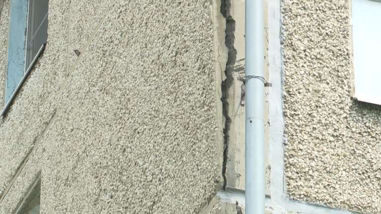 Стеновая панель многоэтажки в Иркутске может обрушиться в любой момент