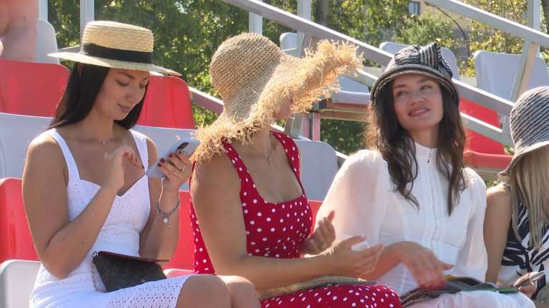 Конкурс шляпок между зрительницами конных скачек провели на ипподроме в Иркутске