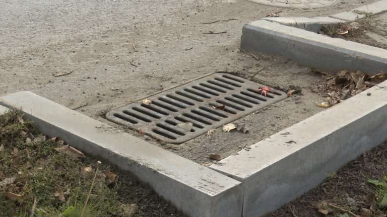 Решётки от ливнёвок, дорожные знаки и кабель регулярно воруют в Иркутске