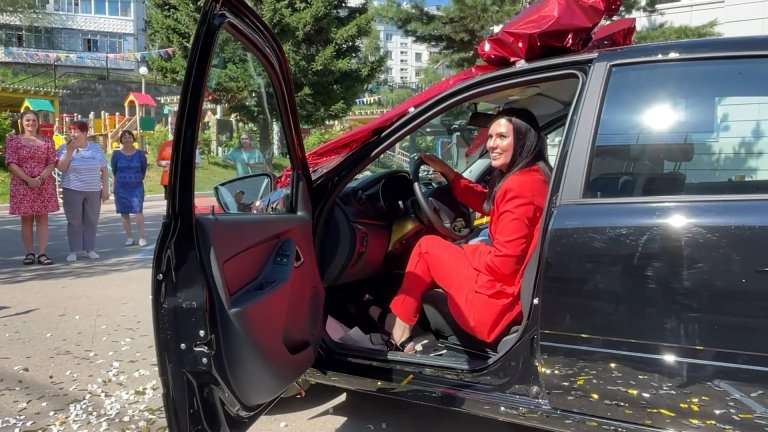 Машину получила воспитатель детсада в Иркутске за победу в конкурсе