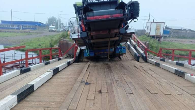 Понтонный мост через реку Лену в Жигаловском районе рухнул из-за водителя большегруза