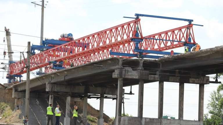 18 балок старого путепровода на Батарейной в Иркутске демонтируют до конца июня