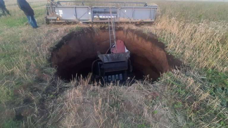 При падении в 10-метровую яму погиб комбайнёр в Нукутском районе