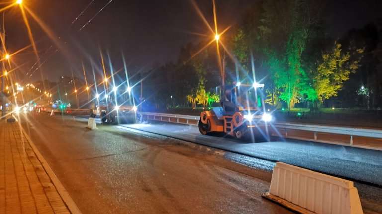 С заботой об автомобилистах, или Асфальт на улице Байкальской в Иркутске меняют ночью