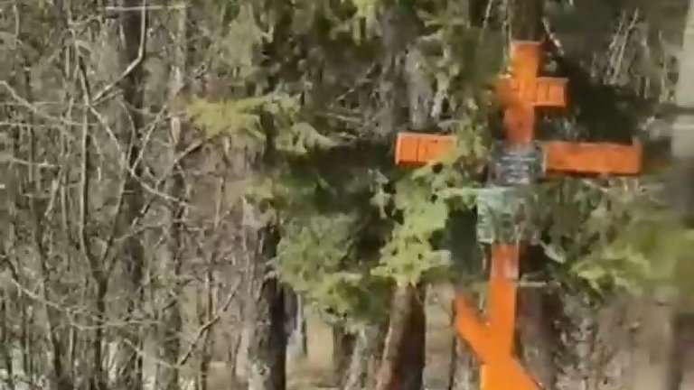 Рядом со школой появились кресты с фотографиями живых людей в Тулунском районе