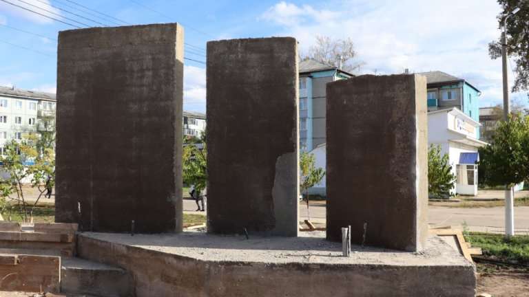 Мемориал «Стена памяти» ремонтируют Чунском