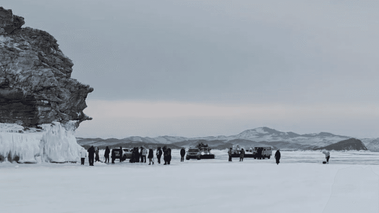 Легковушка с двумя взрослыми и ребёнком попала в ледовую трещину на Байкале