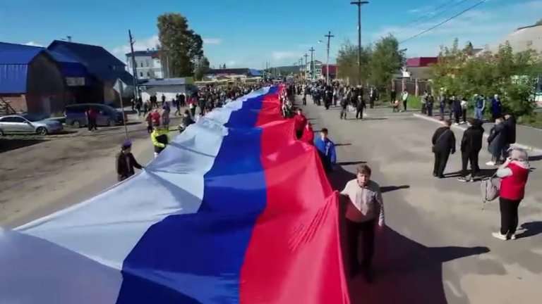 Рекорд установлен: в Чунском районе развернули триколор длиной 2 километра