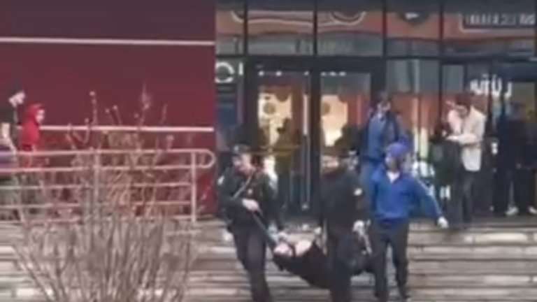 Стрельба в иркутском ТРЦ: раненого мужчину увезли на скорой